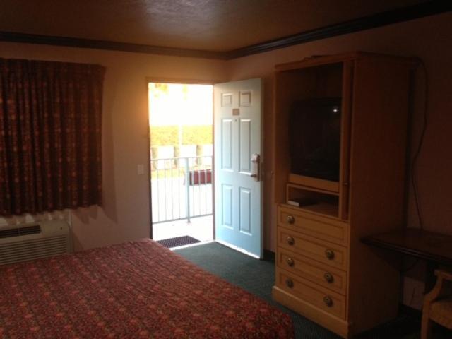 All 8 Motel Azusa Room photo